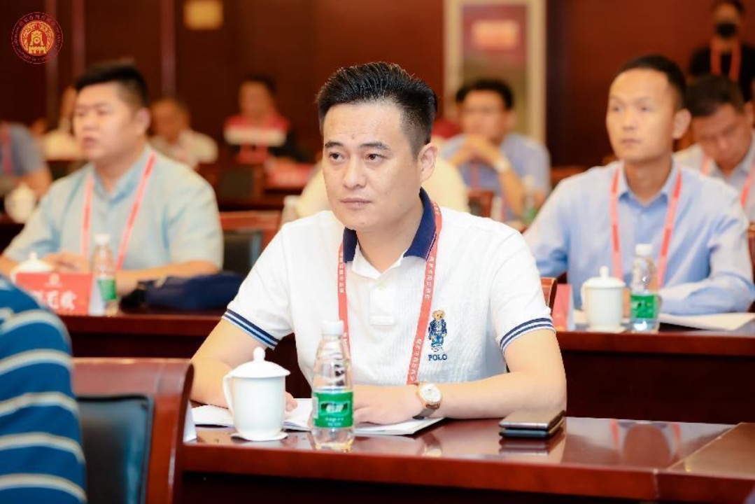 李震照片