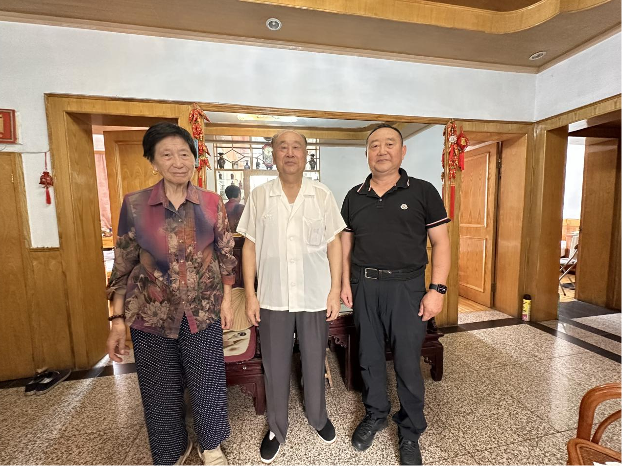 商会走访慰问在宁退休老领导活动照片3